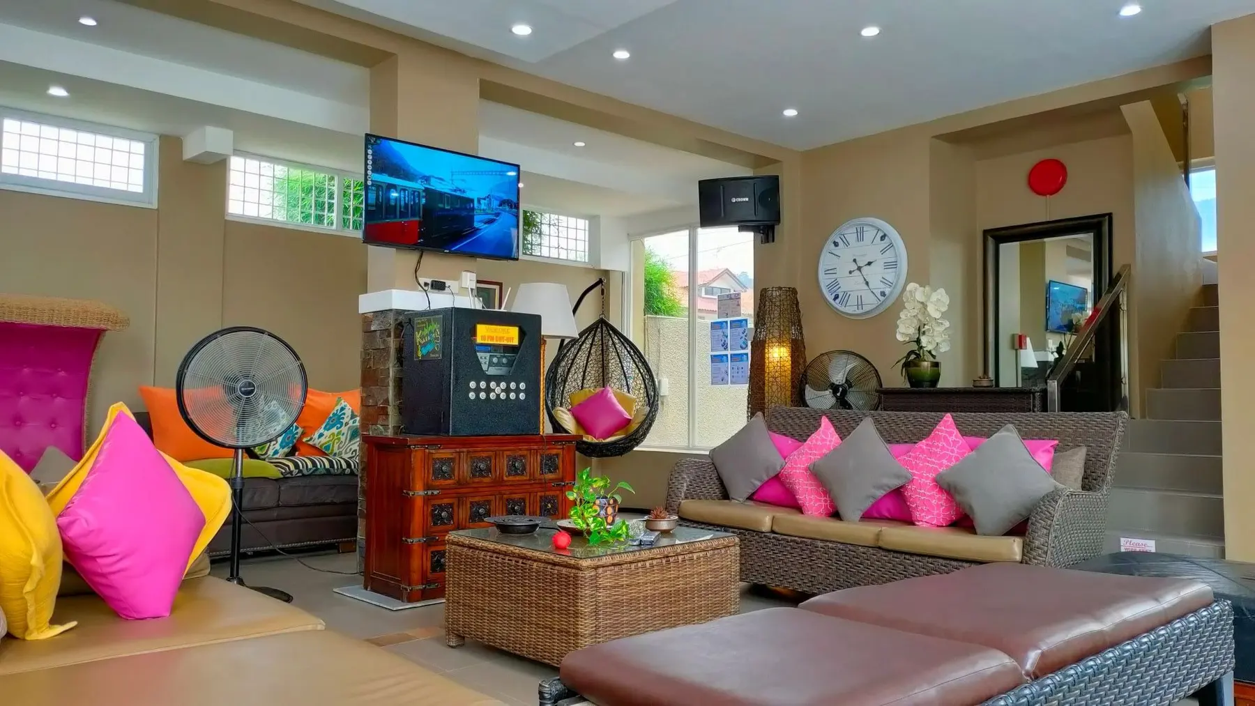 The pavilion lounge with sofas, TV and the kitchen bar